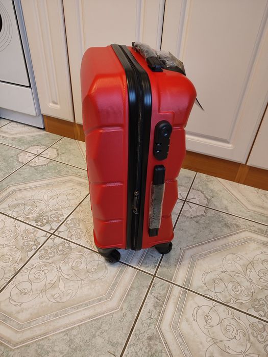 Nowa czerwona walizka podróżna