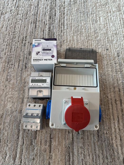 Rozdzielnica budowlana z licznikiem i bezpiecznikiem sila wallbox