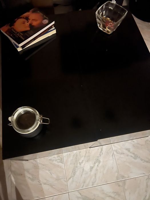 Mesa preta com abertura