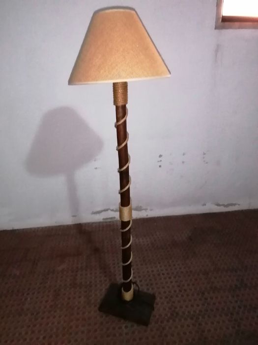 Candeeiro de pé alto artesanal