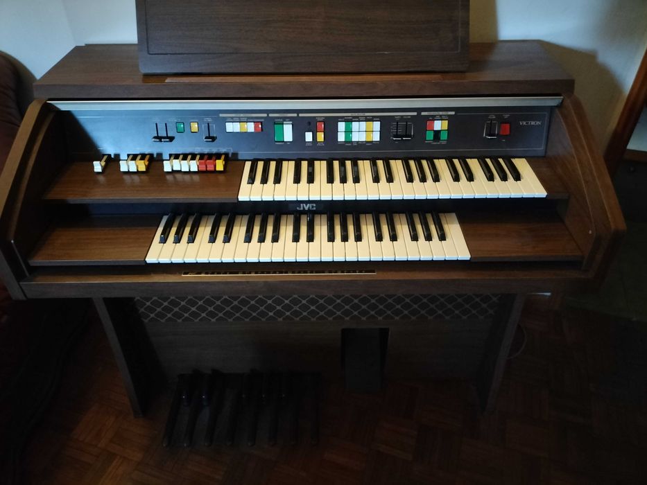 Órgão raro da marca JVC em ótimo estado.
