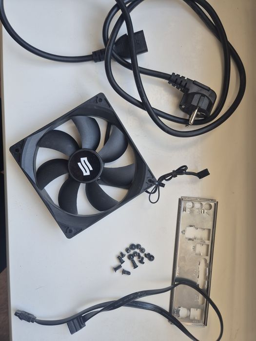 Intel i5 6600, Asrock z170 pro4s, vero l1 600w, r9 380 4GB