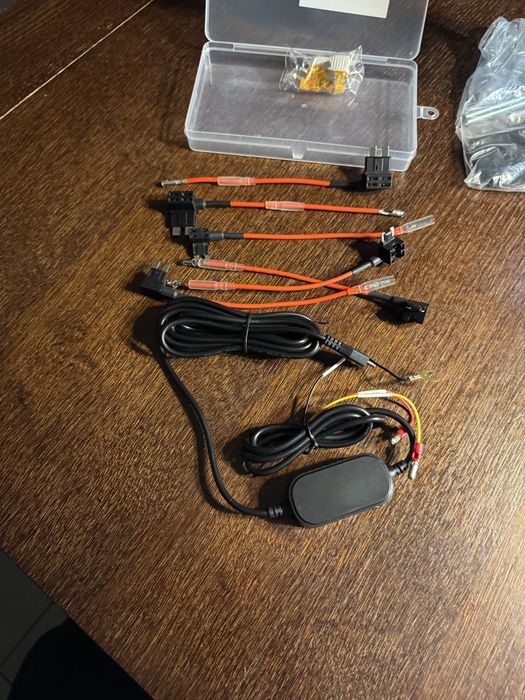 zestaw stałego zasilania do kamery samochodowej (hardwire kit), umożliwiający podłączenie wideorejestratora bezpośrednio do instalacji