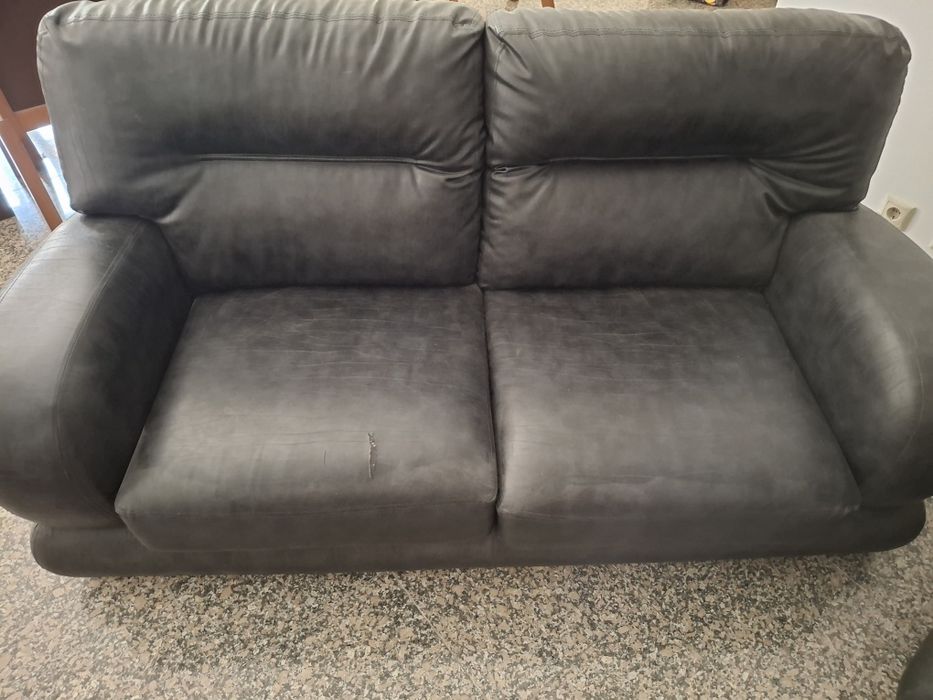 Conjunto de 2 Sofás de 2 Lugares (Pretos) – Para Desocupar