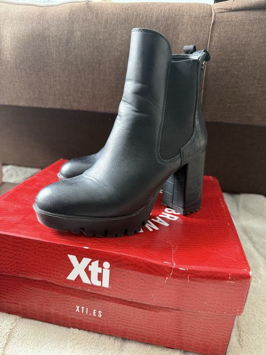 Buty botki na słupku
