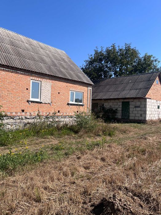 Продам недобудований будинок в центрі селища Романів.