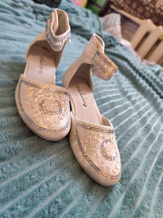 Продам детские туфли