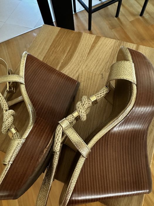 Sandały na koturnie