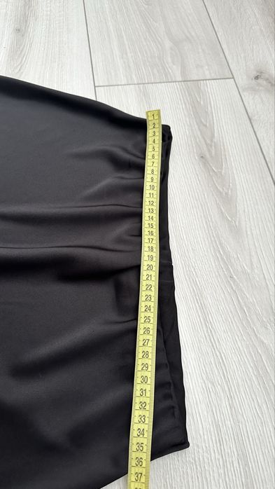 Чорна атласна спідниця міді