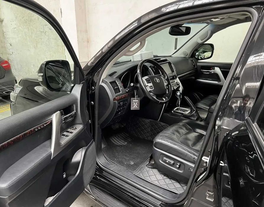 Toyota Land Cruiser 200 V8