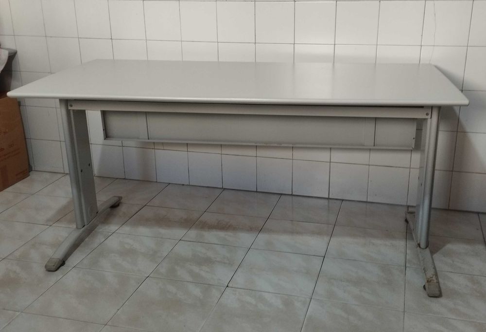 Secretaria de escritorio usada em bom estado