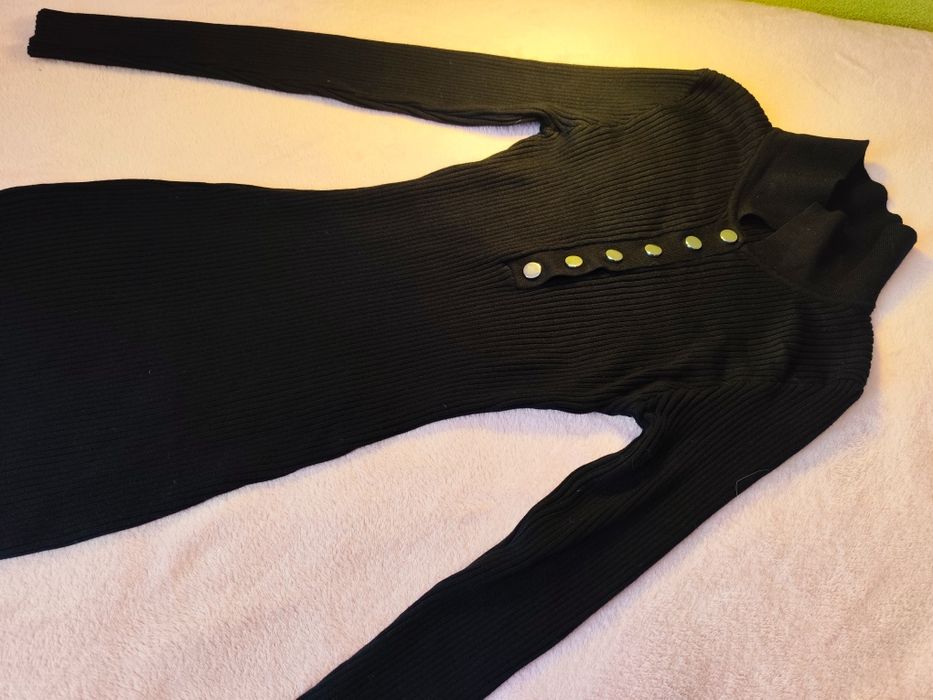 Чорна жіноча сукня