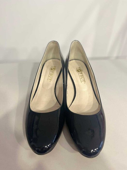 Buty damskie cieniowane.