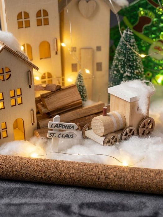 Aldeia Natal com luzes em madeira com base de cortiça