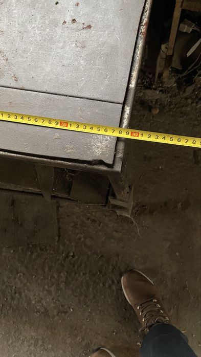 Продам стол металлический слесарный.