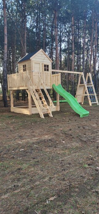 Plac zabaw. Domek dla dzieci . Domek drewniany