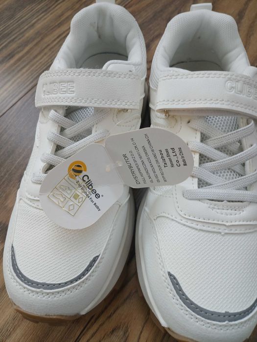 Sprzedam buty sportowe dla dziewczynki