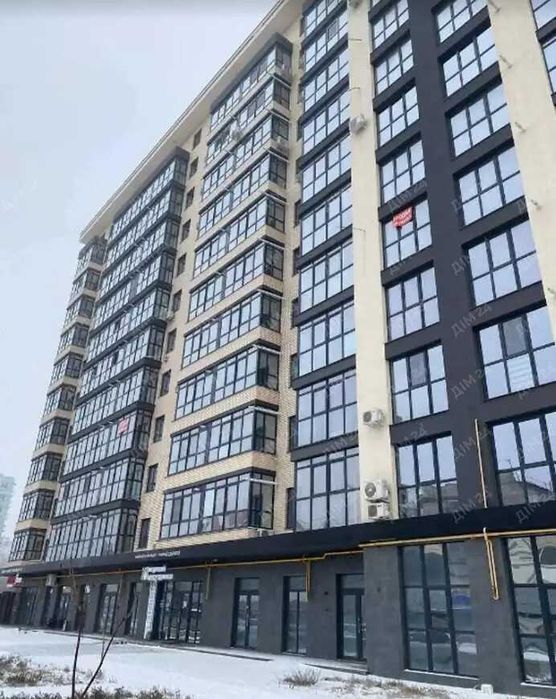 Простора 3-кімнатна з автономним опаленням та коморою