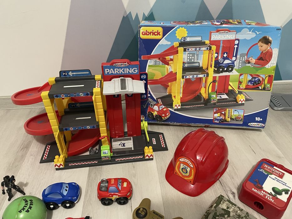 Gigant zestaw zabawek Parking auta czołg kask piłka