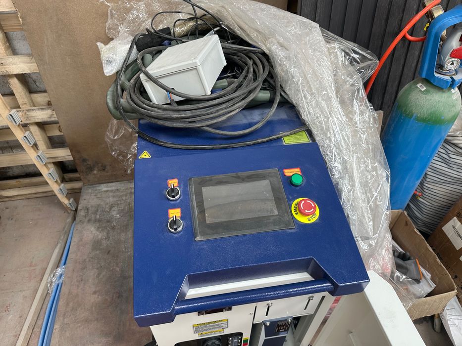 Máquina multifunções 4 em 1 de 2000 W para soldadura, limpeza e corte a laser.
