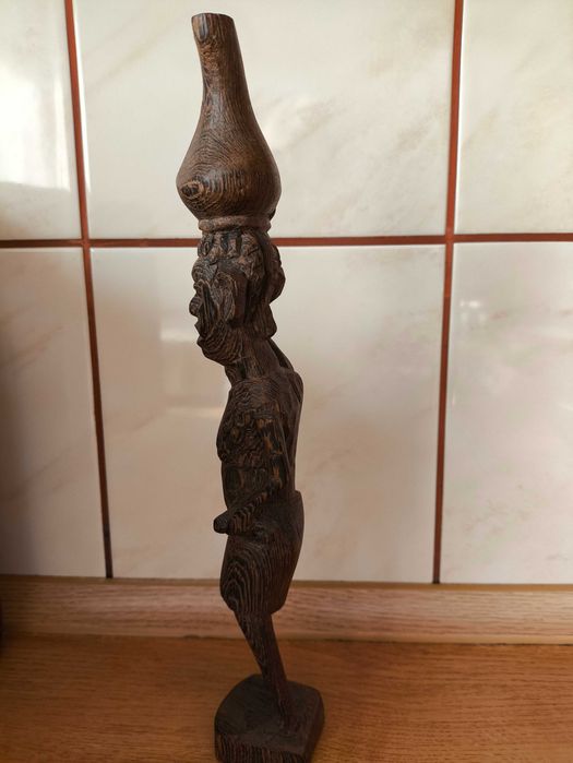 Figurka-kobieta ze dzbanem.