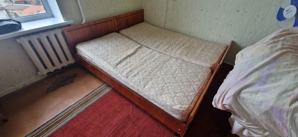 Кровать з матрасами