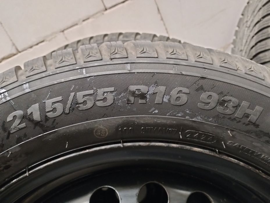 Felgi stalowe 16" Ford z oponami zimowymi Kumho 215/55 R16 rok 2024