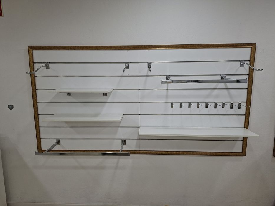 Paineis exposição com prateleiras, ganchos e suportes