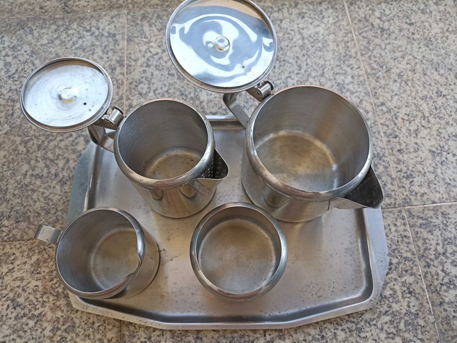 Conjunto de bules em metal