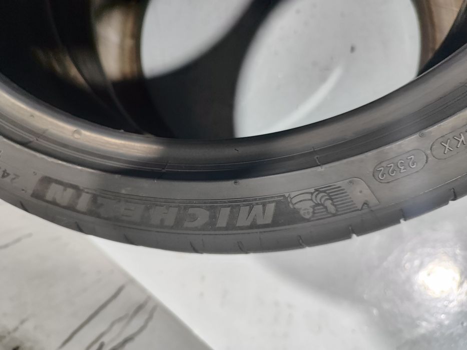 2 pneus semi novos 245-35R20 Michelin - Oferta dos Portes