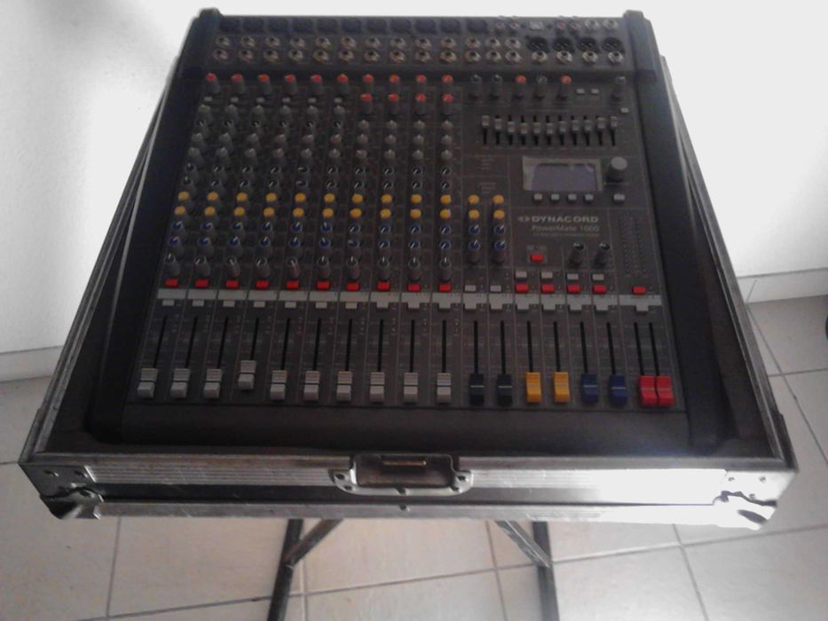 Mesa de mistura amplificada powermate3   2 x 1000