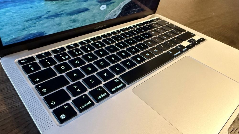 MacBook Air 2020 13" 8GB SSD 256GB
Processador M1
8gb RAM 
SSD 256 gb