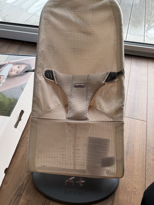 Nowy leżaczek babybjorn z zabawką - bliss mesh, pearly pink