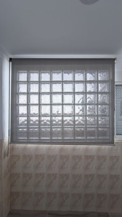 4 Semi-new roller blinds.64750647275779122
