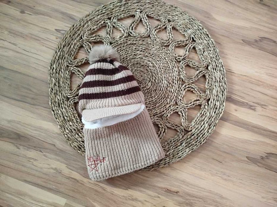 brązowa czapka kominiarka z daszkiem zimowa