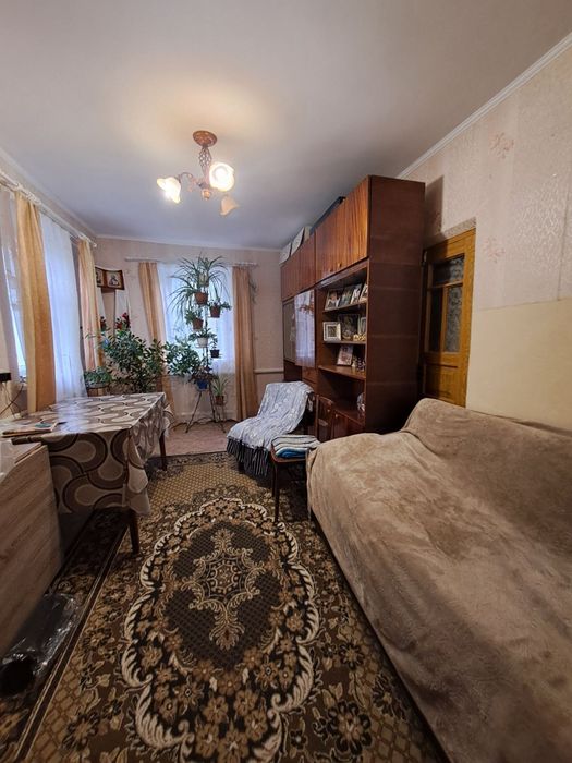 Затишний будинок в 3хв від міста, є комунікації. Ділянка 25 сот. є садок. Переоформлення мінімальне 46124