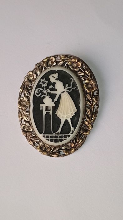 Zabytkowa owalna broszka z czarno-białą kameą,motyw florystyczny,Niemcy, l.30-40 XX w.