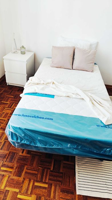 Base de cama revestida em tecido l 190x100 cm como nova! Pouquíssimo uso