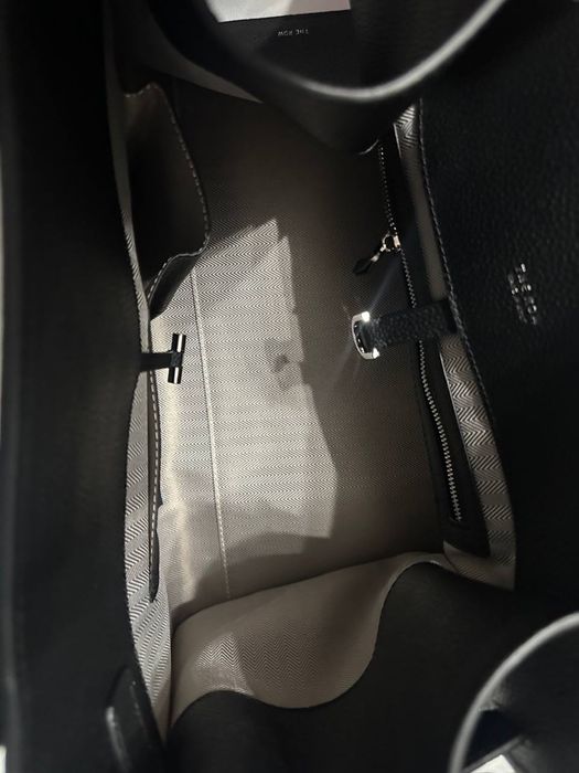 Сумка The Row Margaux 15 у чорній текстурній шкірі