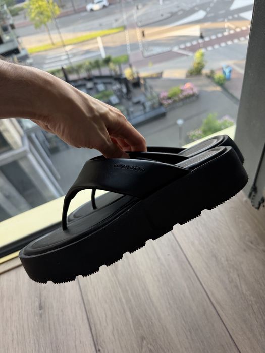 Charles and Keith сандалі