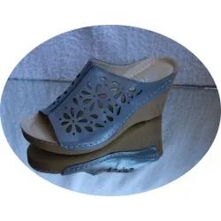 BnW Popielate skórzane klapki na koturnie