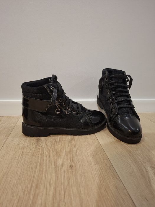 Czarne buty za kostkę rock glamour lakier błysk