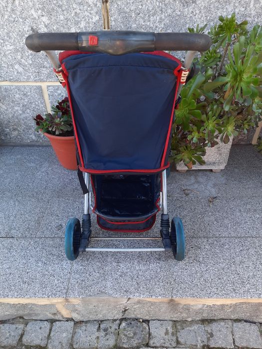Carrinho de bebé chicco. Não é novo mas esta bem estimado..
