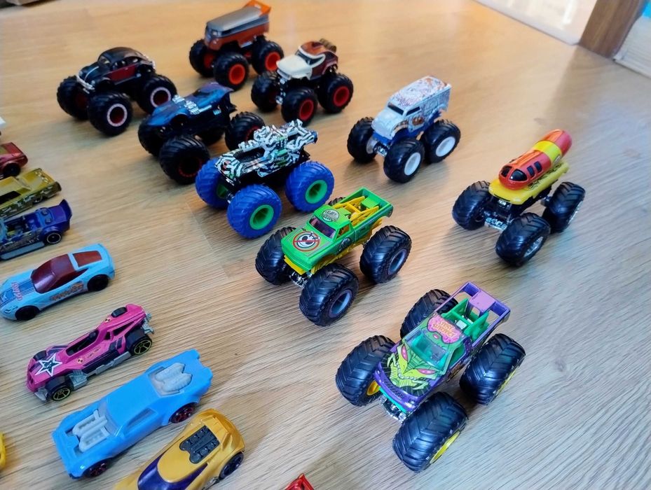 Zestaw modeli samochodzików Hot Wheels oraz Monster Trucks 45sztuk