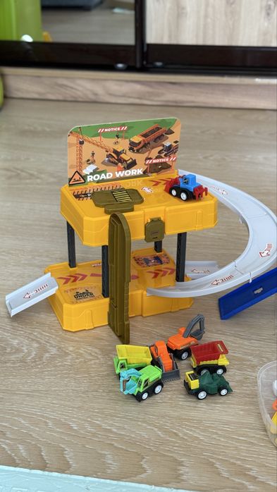 Трек з машинками, будівельна техніка