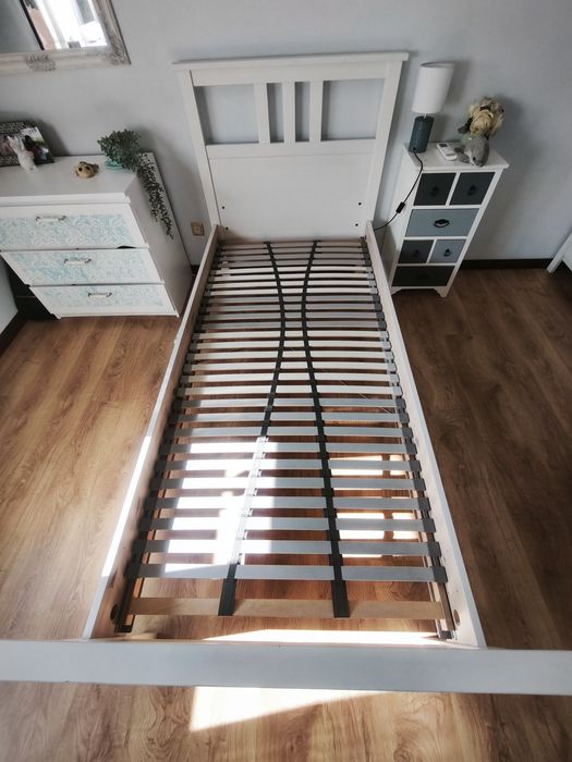 Cama com colchão e estrado