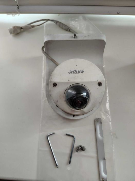 купольна антивандальна Wi-Fi відеокамера Dahua 2 MP, 2.8mm + Micro-SD 32 Гб + монтажна коробка + адаптер 220В