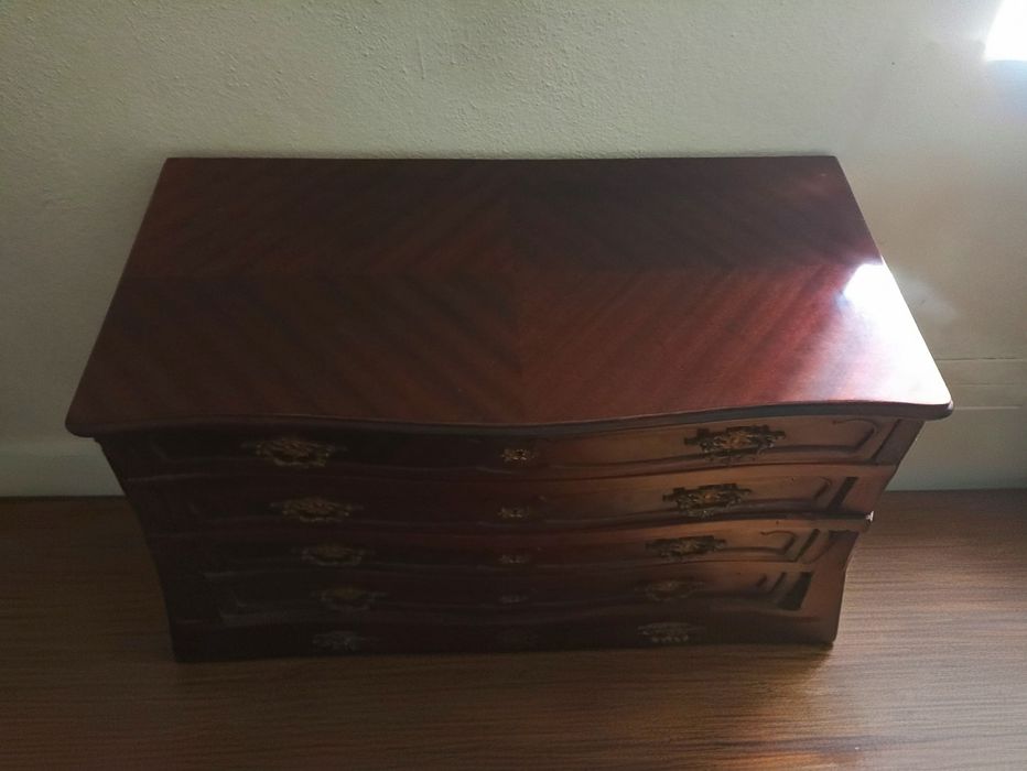 Cómoda Clássica em Madeira Maciça – Estilo Luís XV