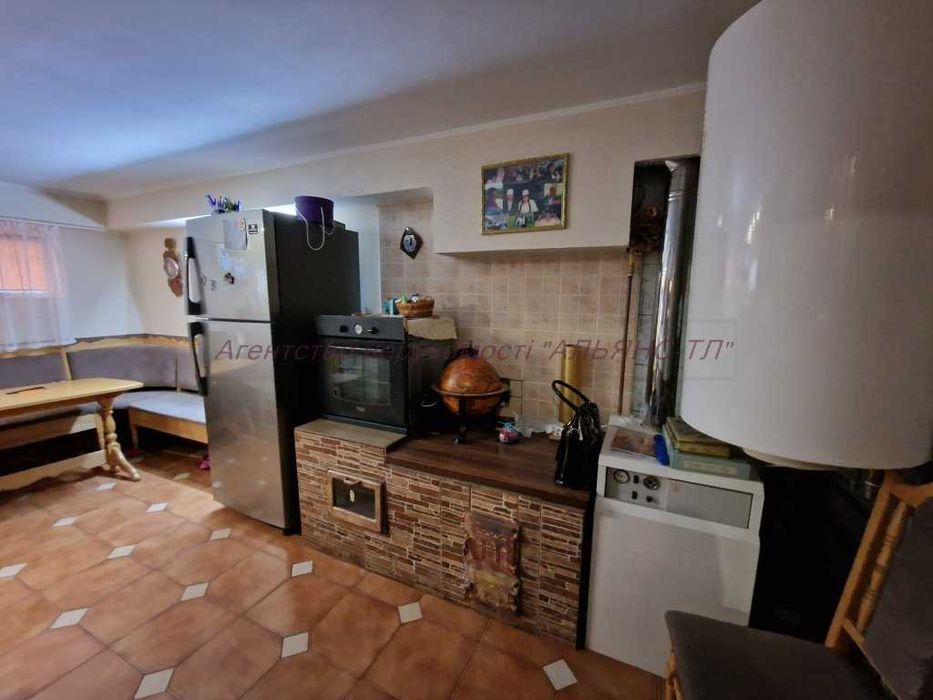 Будинок поряд з Ужгородом