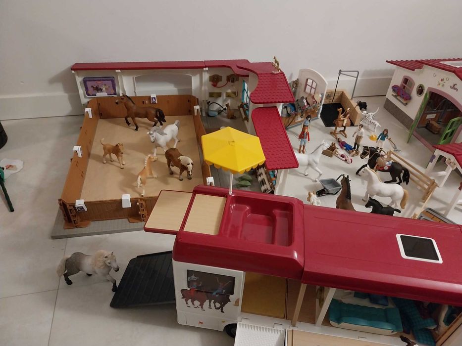 Schleich: kamper, stajnia, ujeżdżalnia, myjka, boks i przeszkody